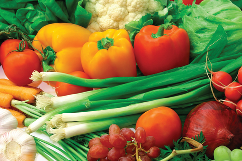 Harvested vegetables: onions, tomatoes, peppers, spinach, cauliflower, carrots and onions